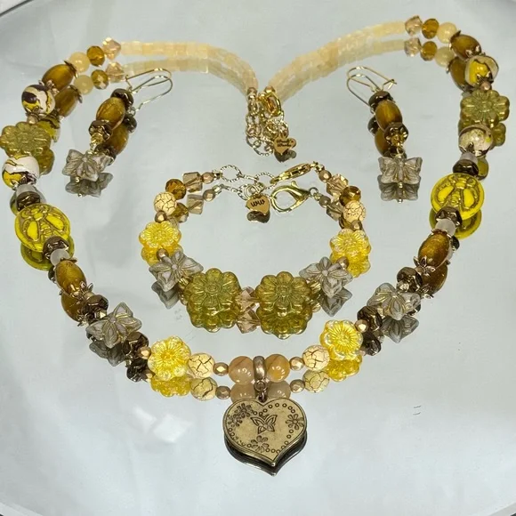 Butterfly’s, Bees & Flowers Stone & Glass Yellow & Gold Jewelry Set. - Picture 10 of 10
